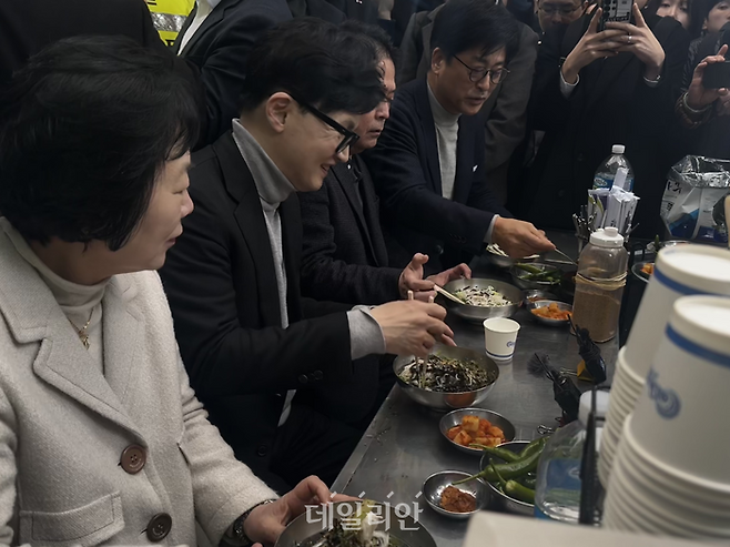 한동훈 국민의힘 전 대표가 27일 오후 대구 중구 서문시장에 위치한 국수집에서 식사를 하고 있다. ⓒ데일리안 오수진 기자