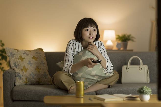 유튜브, 넷플릭스 같은 디지털 엔터테인먼트 플랫폼이 술 수요 감소의 원인이란 분석이 나온다. 술 마실 시간을 빼앗기 때문이다. 게티이미지