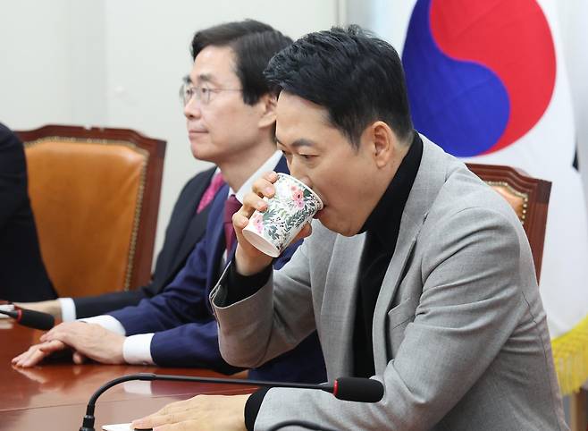 국민의힘 장동혁 대표(오른쪽)가 26일 서울 여의도 국회에서 국민의힘 소속 4선 이상 중진 의원들과의 면담에서 음료를 마시고 있다. 조경태 의원(왼쪽)은 면담 후 기자들과 만나 “장 대표에게 ‘윤석열과 절연하자고 하는 세력과 절연하겠다’는 발언을 철회하는 게 좋겠다고 얘기했다”고 전했다. 뉴스1