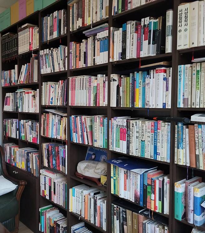 박철진 씨가 경기 고양시에서 ‘J FC 클럽’을 운영할  때 클럽하우스에 책을 비치한 모습. 박철진 씨 제공