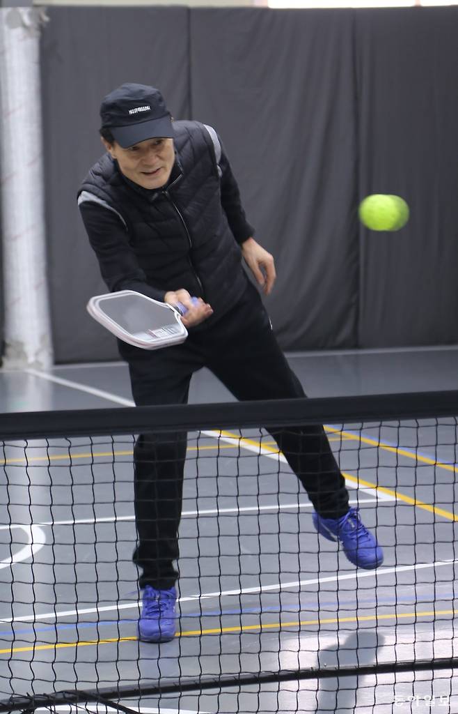 박철진 씨가 경기 고양시 일산동구 식사동 피클볼 코트에서 패들로 공을 받아 넘기고 있다. 고양=양종구 기자 yjongk@donga.com