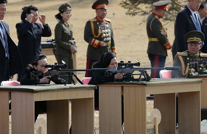 북한 노동당 기관지 노동신문은 28일 "조선노동당 총비서이시며 조선민주주의인민공화국 국무위원장이신 경애하는 김정은동지께서 2월 27일 당중앙위원회 본부에서 주요지도간부들과 군사지휘관들을 만나시고 특별히 준비하신 선물을 수여하시였다"고 보도했다. 가장 왼쪽에 김여정 당 중앙위원회 총무부장의 모습이 보인다. 뉴스1