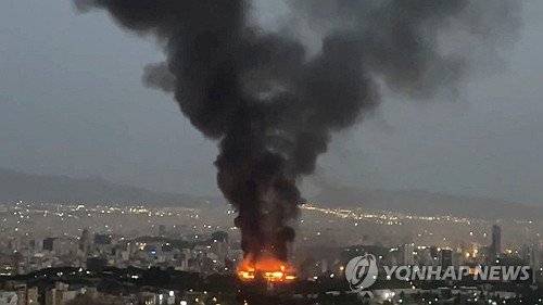 지난해 6월 이스라엘 공습으로 불타는 이란 수도 테헤란 모습. 연합뉴스