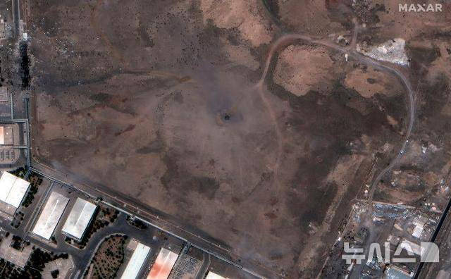 지난해 6월 22일 막사 테크놀로지가 제공한 위성사진에 미국의 공습 이후 이란 핵시설 나탄즈에 생긴 분화구가 보인다. 나탄즈=AP 뉴시스