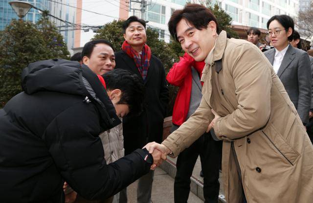 박성훈 국민의힘 수석대변인이 2월 13일 오전 서울 중구 중림종합사회복지관에서 설맞이 봉사활동에서 인사를 하고 있다. 뉴스1