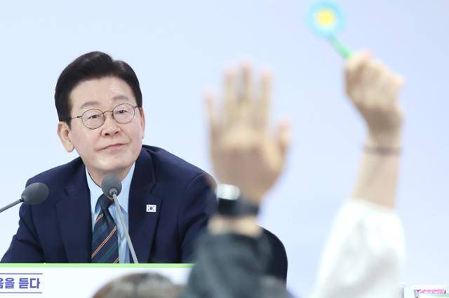 이재명 대통령이 27일 전북 전주시 전북대학교에서 열린 '전북의 마음을 듣다' 타운홀미팅에서 발언권을 요청하는 참석자들을 바라보고 있다. 뉴스1