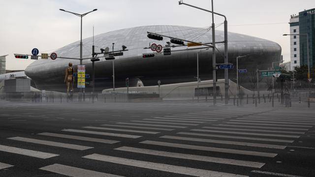 동대문디자인플라자(DDP) 전경. 세계적인 건축가 자하 하디드(Zaha Hadid)가 설계한 이 비정형 건축물은 4만 5,133장의 알루미늄 패널이 제각기 다른 각도로 빛을 반사하며 ‘환유의 풍경’이라는 이름을 얻었다. 하상윤 기자