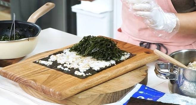 요리 연구가가 다이어트에 도움이 되는 김밥 레시피를 공개했다./사진=유튜브 채널 ‘지식의 맛’