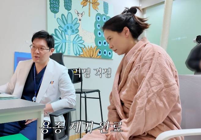 배우 송지효가 인생 첫 건강검진에서 대장 용종을 발견했다고 밝혔다. /사진= 유튜브 채널 '송지효 JIHYO SSONG' 캡쳐