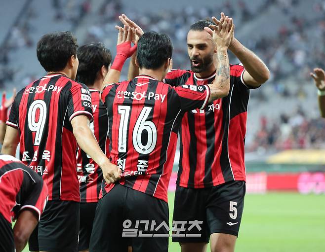 프로축구 '하나은행 K리그1 2025' 27라운드 FC서울과 울산HD의 경기가 24일 오후 서울 마포구 서울월드컵경기장에서 열렸다. 전반 서울 최준이 선취골을 넣고 야잔 등 동료들의 축하를 받고 있다. 상암=김민규 기자 mgkim1@edaily.co.kr /2025.08.24/