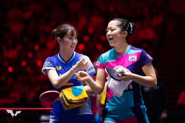 WTT 싱가포르 여자복식에 나선 신유빈(오른쪽)과 나가사키 미유. 사진=WTT SNS
