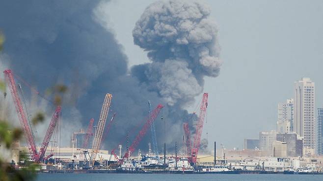 바레인 마나마에서 폭음이 들린 후 연기가 피어오르고 있다