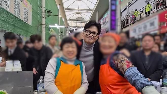 한동훈 전 대표가 27일 서문시장에서 상인들과 기념 촬영을 하고 있다. (한동훈 전 대표 페이스북)