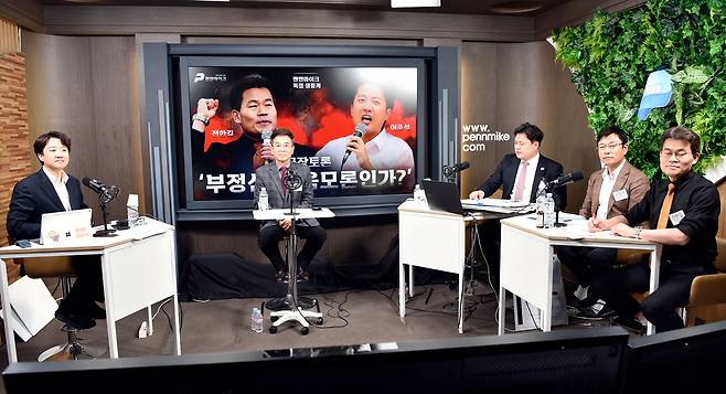 이준석 개혁신당 대표는 27일 오후 보수 유튜버 전한길씨 등과 이른바 ‘부정선거 끝장토론’을 하고 있다. 사진 개혁신당