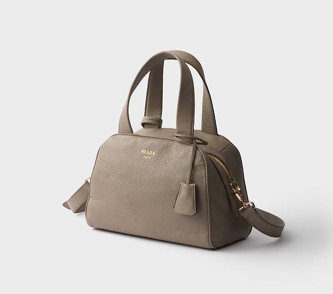 볼링 백 형태의 프라다 가죽 탑 핸들 백. 부드러운 사슴 가죽을 소재로 사용해, 남다른 사용감 더했다. 사진 프라다