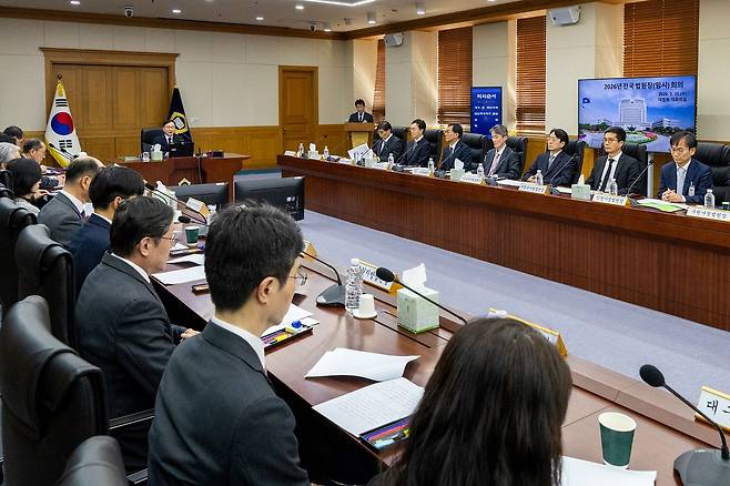 박영재 전 법원행정처장이 지난 25일 전국법원장회의 임시회의에서 모두발언을 하고 있다. 이들은 재판소원 도입, 법 왜곡죄 신설, 대법관 증원 법안 등에 반대하는 결의안을 발표했다. 전민규 기자