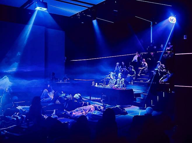 지난 22일 4번째 ‘나우톤’ 공연에서 독특한 앰비언트 즉흥 음악을 선보인 에코하우스와 자유로운 자세로 감상하는 관객들. [사진 WeSA]