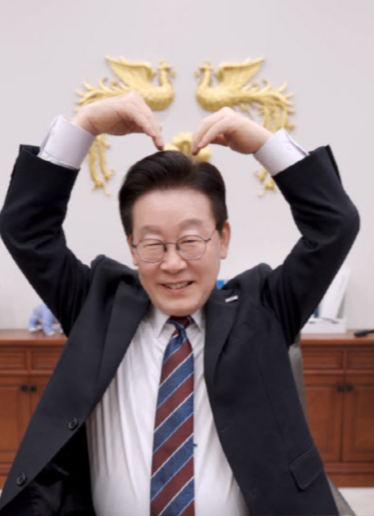 ▲ 이재명 대통령이 28일 틱톡에 올린 첫 영상에서 ‘하트’ 포즈를 취하고 있다. (사진=틱톡 캡쳐)