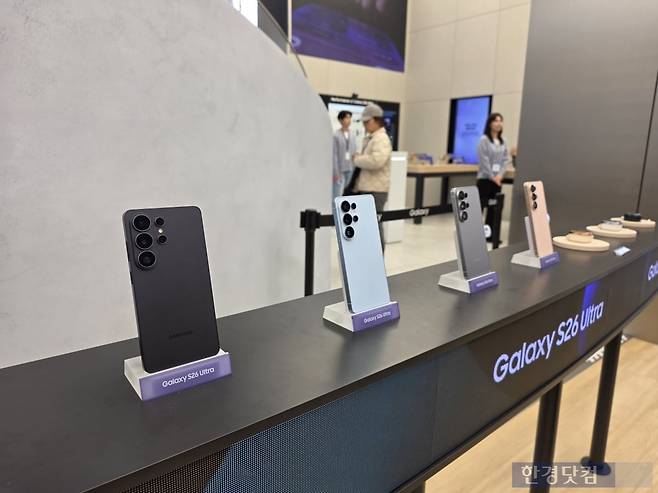 27일 오후 서울 강남구 삼성 강남 매장 1층에 갤럭시S26 울트라가 진열돼 있다. 사진=김대영 기자