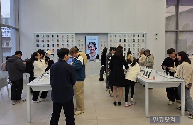 27일 오후 서울 강남구 삼성 강남 매장 2층에서 방문객들이 갤럭시S26 시리즈를 살펴보고 있다. 사진=김대영 기자