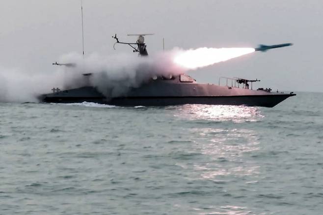 이란 혁명수비대(IRGC) 공식 웹사이트 세파뉴스(Sepanews)가 2026년 2월 16일 공개한 이 사진은 IRGC와 해군이 걸프 해역에서 실시한 군사 훈련 중 미사일을 발사하는 함정의 모습을 담고 있다. 사진=APF·연합뉴스