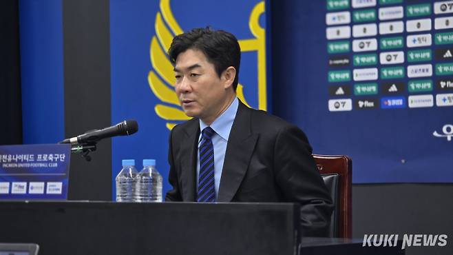 윤정환 인천 유나이티드 감독이 28일 오후 2시 인천축구전용경기장에서 열린 ‘하나은행 K리그1 2026’ 개막전 FC서울과 홈경기에서 1-2로 패한 뒤 기자회견에 임하고 있다. 김영건 기자