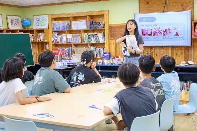 우크 청년들이 지난해 7월 신명아이마루보육원 아이들과 레크레이션 활동을 하고 있다. 우크 제공