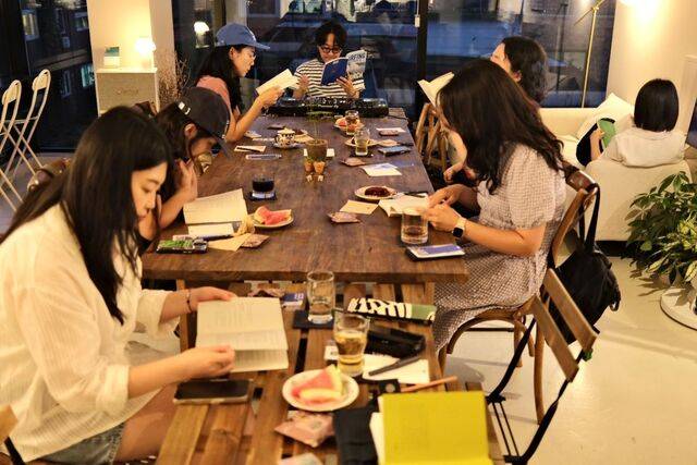 샬로믹데이클럽이 지난해 8월 서울 마포구의 한 카페에서 독서 모임을 하는 장면. 샬로믹데이클럽 제공