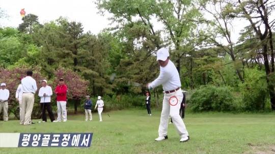 북한 평양골프장에서  나이키 로고가 새겨진 바지와 신발을 착용한 골퍼가 티박스에서 샷을 하는 모습 [사진=조선중앙TV화면, 연합뉴스]