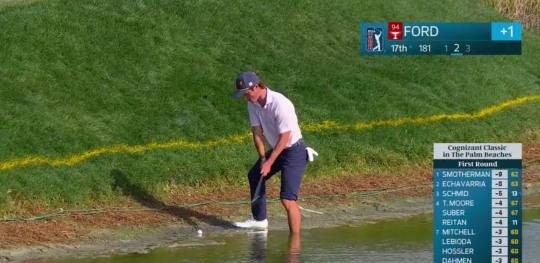 1라운드 17번 홀에서 왼쪽 발을 물에 담그고 샷하는 포드. 사진[연합뉴스]