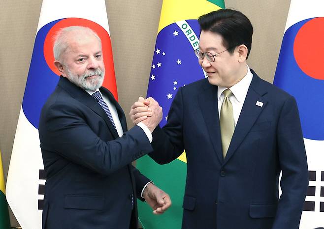 이재명 대통령과 루이스 이나시우 룰라 다 시우바 브라질 대통령이 23일 청와대 본관에서 열린 한-브라질 확대정상회담에 앞서 손을 맞잡고 있다. 2026.02.23. 청와대사진기자단  김호영기자