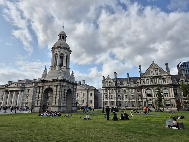 더블린 트리니티 대학에서 망중한을 보내는 학생들. 종탑 아래를 지나면 불운하다는 미신 때문에 학생들은 꼭 돌아 다닌다고 한다. ©김슬기