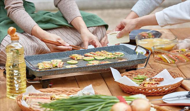 명절에 기름진 음식과 잦은 음주, 불규칙한 수면은 간 수치를 높이는 요인이다. 간은 손상이 심해지기 전까지 쉽게 신호가 나타나지 않기 때문에 예방이 중요하다. (게티이미지뱅크 제공)