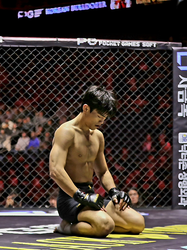 ‘붉은매’ 지혁민이 2026년 1월 인천광역시 영종국제도시 인스파이어 아레나 유료 관중 1만800명이 보는 가운데 종합격투기대회 블랙컴뱃 16 개막전 승리 후 대한민국 UFC 7호 파이터 ‘코리안 불도저’ 남의철에게 존경심을 표현하고 있다. 사진=랭크파이브 이교덕 기자 제공