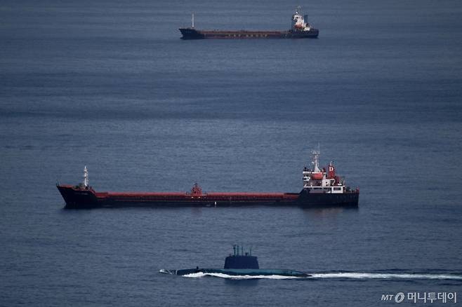 [하이파=AP/뉴시스] 28일(현지 시간) 이스라엘이 이란에 대한 군사적 공격 이후 이스라엘 전역에 비상경보가 울린 가운데 이스라엘군 잠수함 한 척이 하이파만에 모습을 드러내고 있다. 2026.02.28. /사진=민경찬