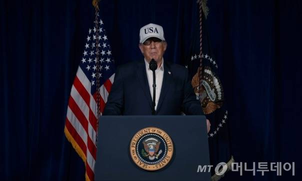 (서울=뉴스1) = 도널드 트럼프 미국 대통령이 28일(현지시간) 이란에 대한 공격 개시를 공식화했다. 트럼프 대통령은 이날 소셜미디어(SNS) 트루스소셜에 올린 8분짜리 영상을 통해 "조금 전 이란 내 중대 전투를 시작했다"며 미국의 이란 공격 사실을 확인했다. (트루스소셜 갈무리) 2026.2.28/뉴스1 Copyright (C) 뉴스1. All rights reserved. 무단 전재 및 재배포, AI학습 이용 금지. /사진=(서울=뉴스1)