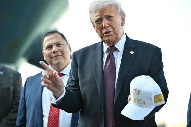 도널드 트럼프 미국 대통령이 27일(현지시간) 미국 텍사스주 코퍼스 크리스티 항구에서 열린 에너지 관련 브리핑에 참석하고 있다. AFP 연합뉴스