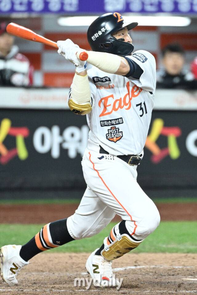 31일 대전 한화생명 볼파크 야구장에서 열린 '2025 신한 SOL 뱅크 KBO 한국시리즈 5차전' LG 트윈스와 한화 이글스 경기. 한화 손아섭이 3회말 선두타자로 나와 안타를 치고 있다./마이데일리