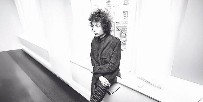 일렉 기타는 소리의 확장인 동시에 창조의 확장이었지만, 관중들의 눈과 귀에는 ‘상업 음악’의 언어로 이동하는 신호에 가깝게 느껴졌다. 전기가 연결된 악기는 시장과 연결된 음악을 의미했고, 이는 곧 포크가 지켜왔던 순수성의 붕괴로 해석됐다. 실제 변화의 크기와 의도와는 무관하게 군중은 자신들이 공유해온 가치 체계가 위협받고 있다고 느꼈다. [게티이미지/Photo by Unknown]