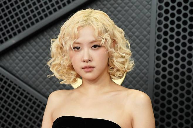 [로스앤젤레스=AP/뉴시스] 블랙핑크의 로제가 1일(현지 시간) 미 캘리포니아주 로스앤젤레스의 크립토닷컴 아레나에서 열린 제68회 그래미 어워즈에 도착해 레드카펫에서 포토타임을 갖고 있다. 2026.02.02.