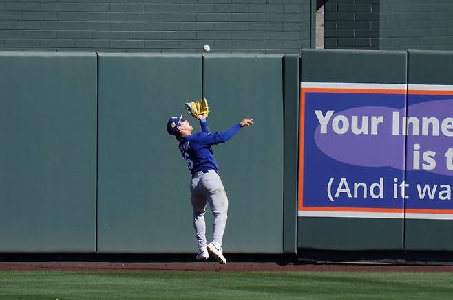 [스코츠데일=AP/뉴시스] LA 다저스의 중견수 김혜성이 25일(현지 시간) 미 애리조나주 스코츠데일 솔트리버필드에서 애리조나 다이아몬드백스와 시범 경기 4회 말 뜬공을 잡고 있다. 김혜성은 5회 말 교체까지 3타수 2안타 1타점 1득점 2도루로 활약했고, 팀은 10-7로 승리했다. 2026.02.26.