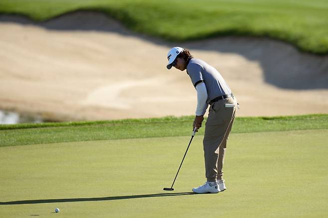 [라킨타=AP/뉴시스] 김성현이 23일(현지 시간) 미 캘리포니아주 라킨타의 라킨타 컨트리클럽에서 열린 미국프로골프(PGA) 투어 아메리칸 익스프레스 2라운드 18번 홀에서 퍼트하고 있다. 2026.01.24.