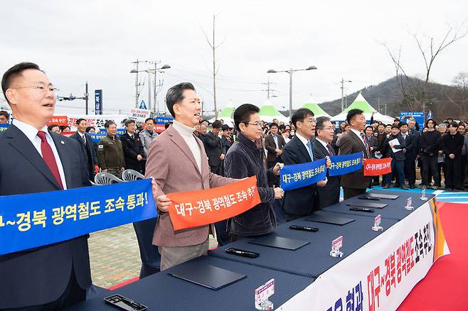 [구미=뉴시스] 김재욱(왼쪽부터) 칠곡군수, 김장호 구미시장, 이철우 경북도지사가 광역철도 조기 추진 서명운동을 하고 있다. (사진=구미시 제공) 2026.02.28 photo@newsis.com *재판매 및 DB 금지