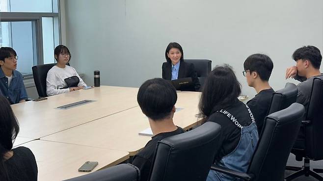 [서울=뉴시스] 박지영 스포츠윤리센터 이사장(가운데)과 스포츠윤리센터를 견학한 서울대 학생들. (사진=스포츠윤리센터 제공). 2025.09.25.  *재판매 및 DB 금지