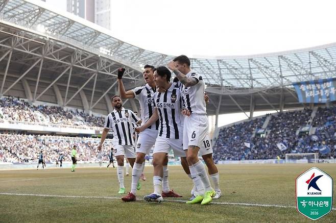 [서울=뉴시스] 정병혁 기자 = 28일 인천 중구 인천축구전용경기장에서 열린 하나은행 K리그1 2026 공식 개막전 인천 유나이티드와 FC 서울의 경기. 골을 넣은 서울 송민규가 후이즈, 바베츠와 기뻐하고 있다. (사진=한국프로축구연맹 제공) 2025.02.28. photo@newsis.com *재판매 및 DB 금지
