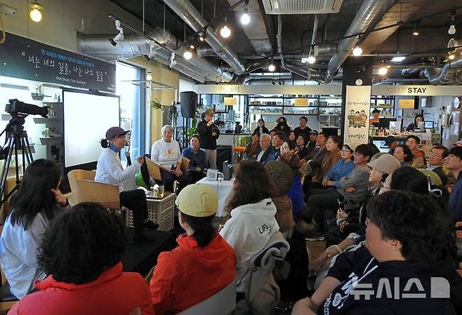 [서귀포=뉴시스] 김수환 기자 = 28일 오후 서귀포시 서귀동 제주올레여행자센터에서 서명숙 제주올레 이사장과 잔느 캐서린 헤니가 청중에게 20년 전 산티아고 순례길에서의 인연을 소개하고 있다. 2026.02.28. notedsh@newsis.com