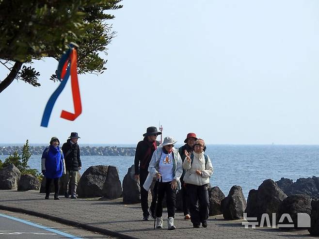 [제주=뉴시스] 김수환 기자 = 20일 오전 서명숙 제주올레 이사장과 잔느 캐서린 헤니가 서귀포시 보목동 일대 제주올레길 6코스를 걷고 있다. 두 사람은 2006년 산티아고 순례길 위에서 처음 만나 각자의 나라에 길을 만들어 교류할 것을 약속했고, 20년 만인 이날 약속이 지켜졌다. 2026.02.20. notedsh@newsis.com