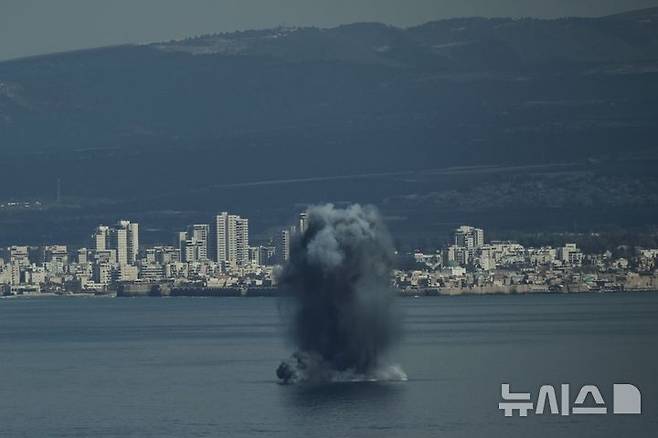 [하이파=AP/뉴시스] 정병혁 기자 = 미국이 이란에 대해 군사공격을 강행한 가운데 28일 이스라엘 북부 하이파 만에서 발사체가 수면 위에서 폭발하고 있다. 2026.02.28.