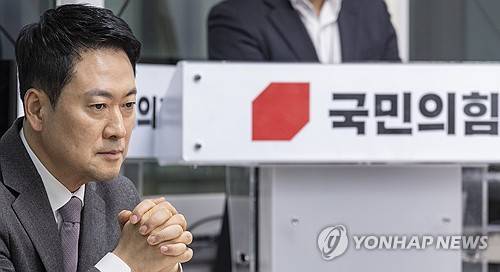 생각에 잠긴 장동혁 (서울=연합뉴스) 황광모 기자 = 국민의힘 장동혁 대표가 23일 서울 여의도 중앙당사에서 열린 제9회 전국동시지방선거 중앙당 공천관리위원회 공천 혁신 서약식에 참석해 생각에 잠겨 있다. 2026.2.23 hkmpooh@yna.co.kr