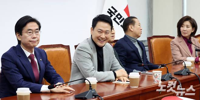 국민의힘 장동혁 대표가 26일 서울 여의도 국회에서 중진의원들과 면담을 하고 있다. 윤창원 기자